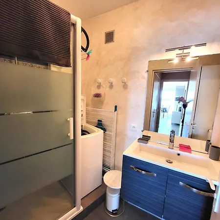 Renove Face A La Avec Balcon Et Garage - Fr-1-92-948 Daire